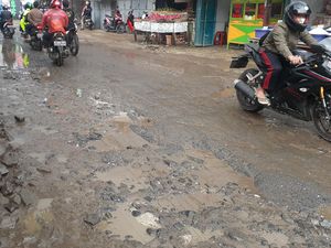 Ke Mana Spanduk-spanduk Satire di Jl Pabuaran Kabupaten Bogor yang Rusak?