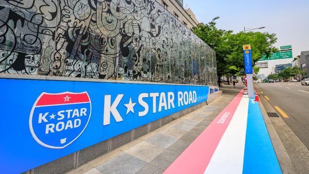 Jun 19, 2017 K-Star ROAD in front of Galleria Department Store in Apgujeong Rodeo Station, exit 2 - Cheongdam crossroads, Seoul city, Korea1
