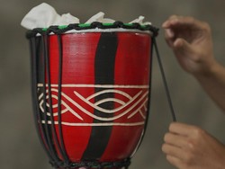 Di Blitar, Mantan ODGJ Diberdayakan Jadi Perajin Jimbe