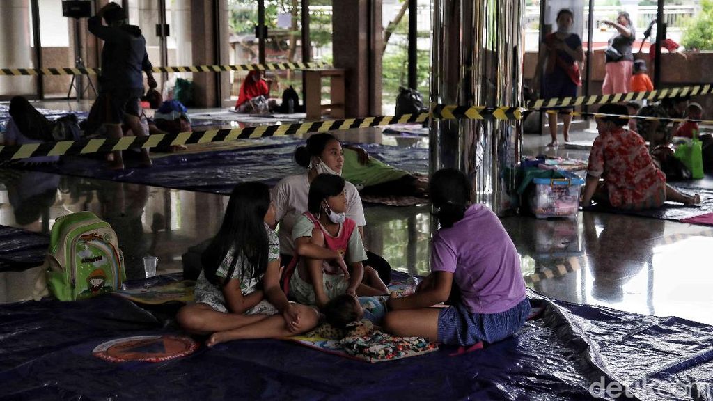 Korban Banjir Cipinang Melayu Terapkan Jaga Jarak di Pengungsian