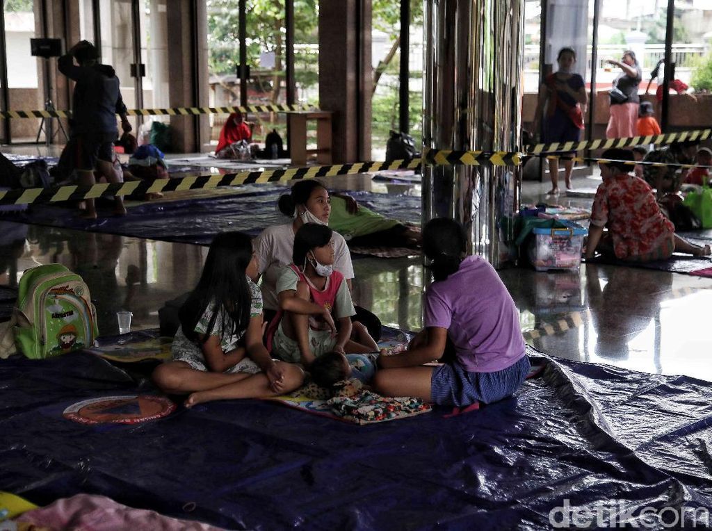 Korban Banjir Cipinang Melayu Terapkan Jaga Jarak di Pengungsian Korban Banjir Cipinang Melayu Terapkan Jaga Jarak di Pengungsian