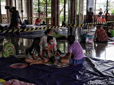 Korban Banjir Cipinang Melayu Terapkan Jaga Jarak di Pengungsian