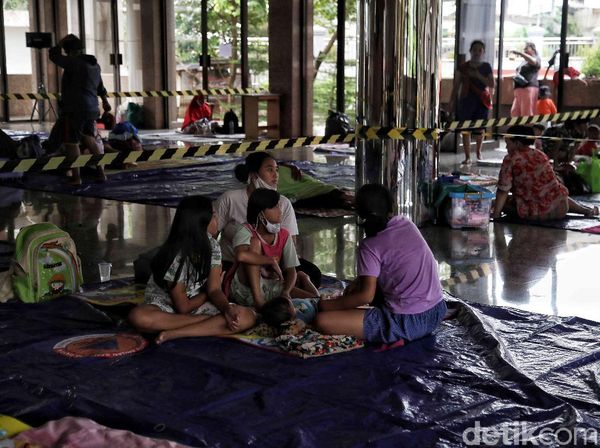 Korban Banjir Cipinang Melayu Terapkan Jaga Jarak di Pengungsian