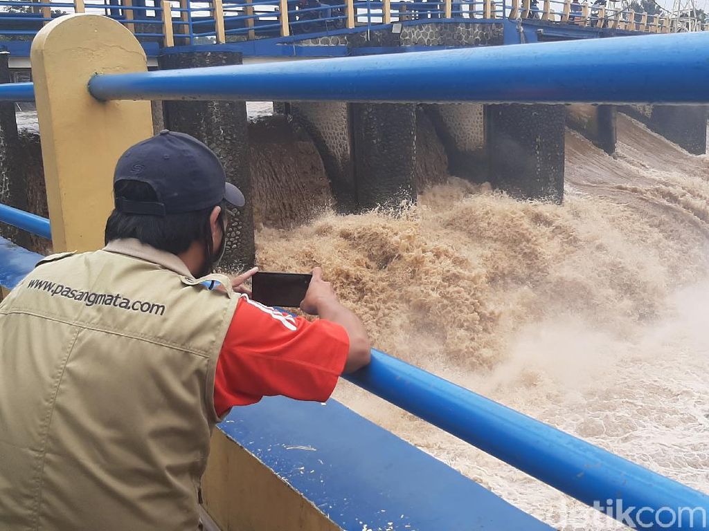 Puncak Bogor Diguyur Hujan Sejak Dini Hari, Bendung Katulampa Siaga 3 Puncak Bogor Diguyur Hujan Sejak Dini Hari, Bendung Katulampa Siaga 3