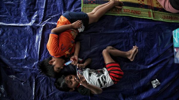 Korban Banjir Cipinang Mulai Mengungsi