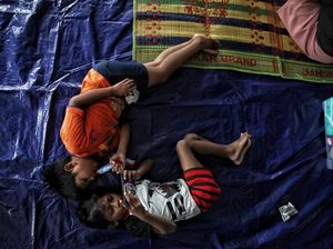 Korban Banjir Cipinang Mulai Mengungsi Korban Banjir Cipinang Mulai Mengungsi