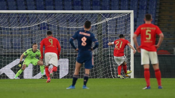 ROME, ITALY - FEBRUARY 18: Pizzi of Benfica scores their teams first goal from a penalty during the UEFA Europa League Round of 32 match between SL Benfica and Arsenal FC at Stadio Olimpico on February 18, 2021 in Rome, Italy. SL Benfica face Arsenal FC at a neutral venue in Rome behind closed doors after Portugal imposed a ban on travellers arriving from the UK in an effort to prevent the spread of Covid-19 variants. (Photo by Paolo Bruno/Getty Images)