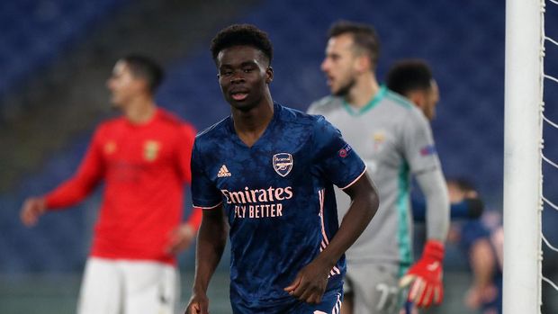 ROME, ITALY - FEBRUARY 18: Bukayo Saka of Arsenal celebrates after scoring their sides first goal during the UEFA Europa League Round of 32 match between SL Benfica and Arsenal FC at Stadio Olimpico on February 18, 2021 in Rome, Italy. SL Benfica face Arsenal FC at a neutral venue in Rome behind closed doors after Portugal imposed a ban on travellers arriving from the UK in an effort to prevent the spread of Covid-19 variants. (Photo by Paolo Bruno/Getty Images)