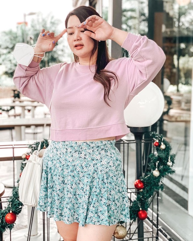 Lilac Crop Top Ala Irene Tan/instagram.com/reneetan_ Style crop top sweater yang dipadukan bersama rok mini bermotif bunga.