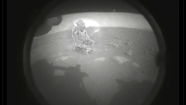 Meme Kocak Robot NASA Mendarat di Mars untuk Selamatkan Matt Damon