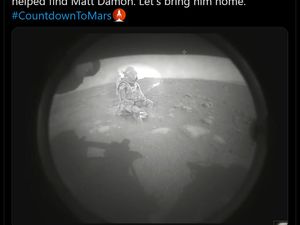 Meme Kocak Robot NASA Mendarat di Mars untuk Selamatkan Matt Damon