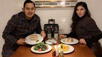 Momen Crazy Rich Malang Gilang Widya Pranama Saat Cicip Makanan Mewah