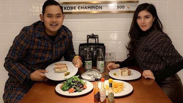 Momen Crazy Rich Malang Gilang Widya Pranama Saat Cicip Makanan Mewah