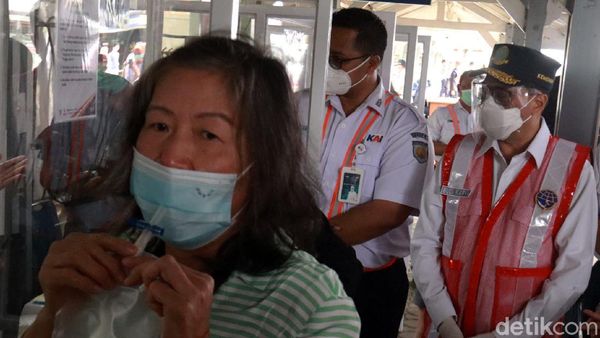 Momen Menhub Tinjau Pelaksanaan GeNose di Stasiun Bandung