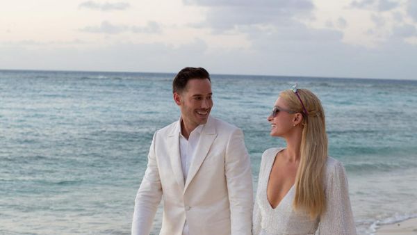 8 Potret Paris Hilton Tunangan Ke-4 Kalinya, Diberi Cincin Rp 28 Miliar