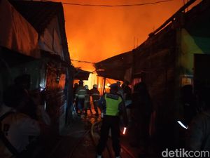 7 Jam Terbakar, Pasar Kepohbaru di Bojonegoro Akhirnya Padam 7 Jam Terbakar, Pasar Kepohbaru di Bojonegoro Akhirnya Padam