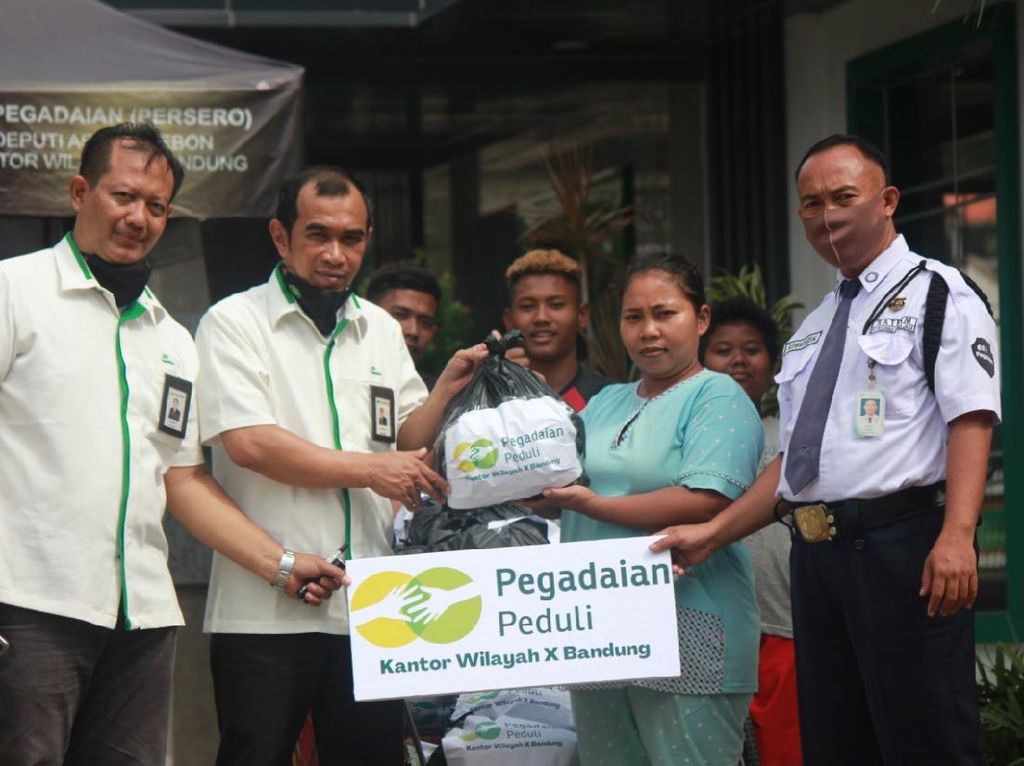 Pegadaian Salurkan Bantuan Bahan Pokok ke Korban Banjir di Jabar Pegadaian Salurkan Bantuan Bahan Pokok ke Korban Banjir di Jabar