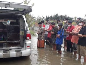 Bikin Nyesek! Suasana Pemakaman Korban COVID-19 Saat Banjir di Pekalongan