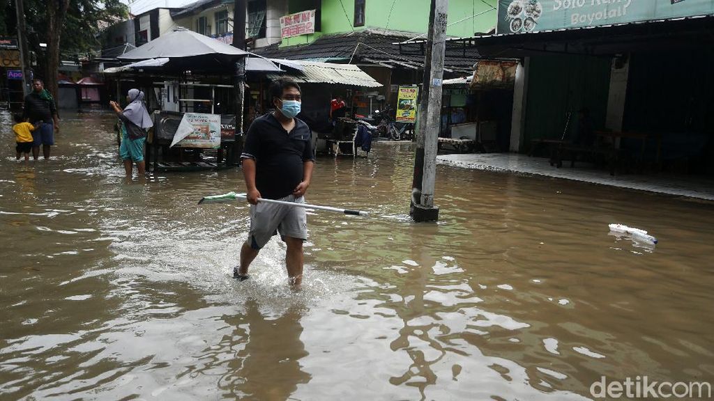 Banjir Rendam Perumahan Rawa Lumbu Bekasi