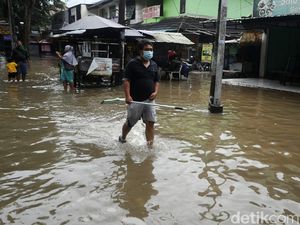 Banjir Rendam Perumahan Rawa Lumbu Bekasi