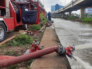 Sedot Banjir Cipinang Melayu, 20 Mobil Pompa Damkar Jaktim Dikerahkan Sedot Banjir Cipinang Melayu, 20 Mobil Pompa Damkar Jaktim Dikerahkan