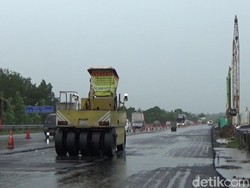Perbaikan Jalan Ambles Tol Cipali Dihentikan Sementara Akibat Hujan