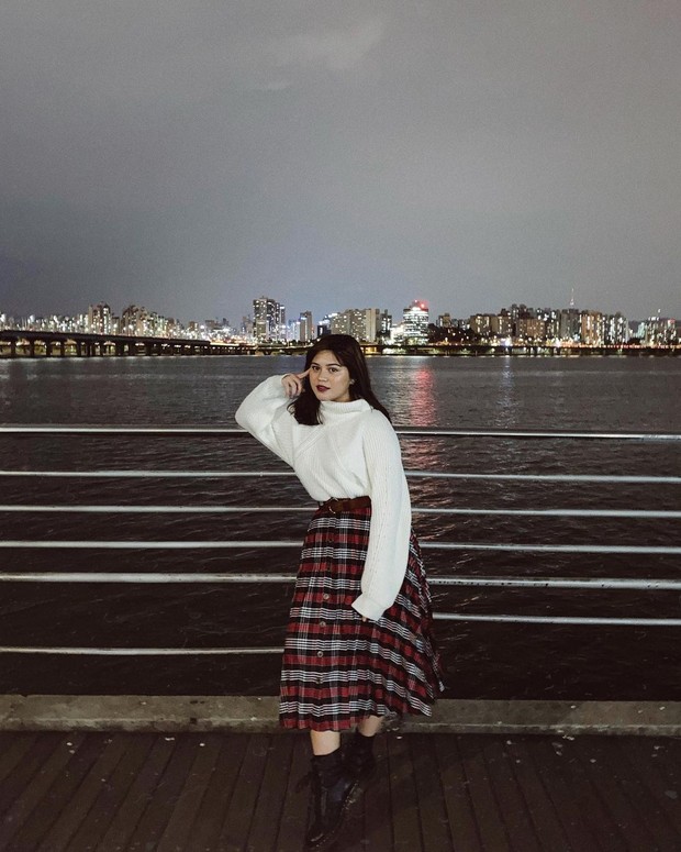 Plain Sweater Ala Sarah Ayu/instagram.com/sarahayuh_ Paduan style turtle neck dengan rok kotak-kotak yang membuat tubuh terlihat lebih langsing.