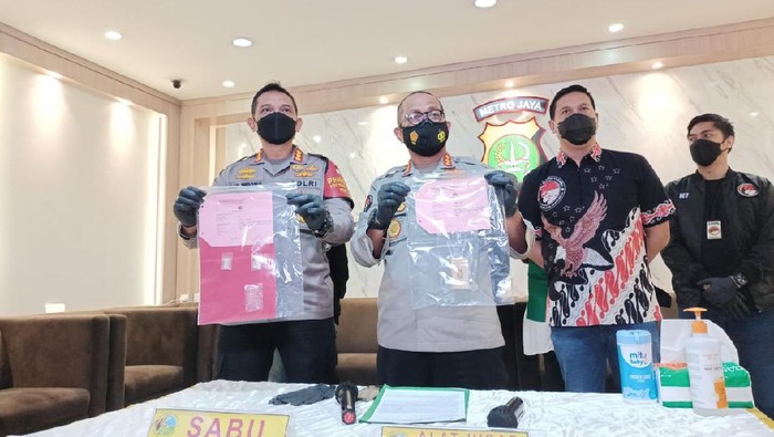 Polisi merilis penangkapan Jennifer Jill di kasus narkotika. Polisi merilis penangkapan Jennifer Jill di kasus narkotika.
