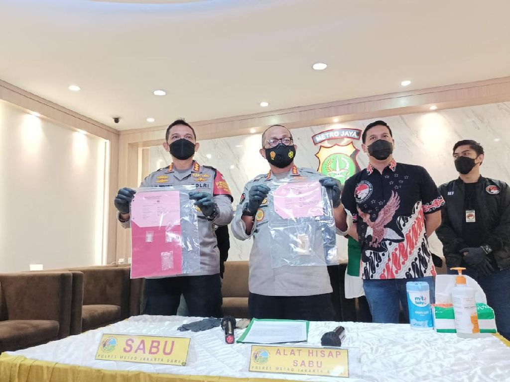 Jennifer Jill Simpan 0,39 Gram Sabu di Dalam Lemari Rahasia Jennifer Jill Simpan 0,39 Gram Sabu di Dalam Lemari Rahasia