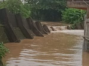 Pondok Gede Permai Banjir, Air Luber dari Tanggul Doyong