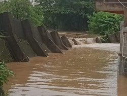 Pondok Gede Permai Banjir, Air Luber dari Tanggul Doyong