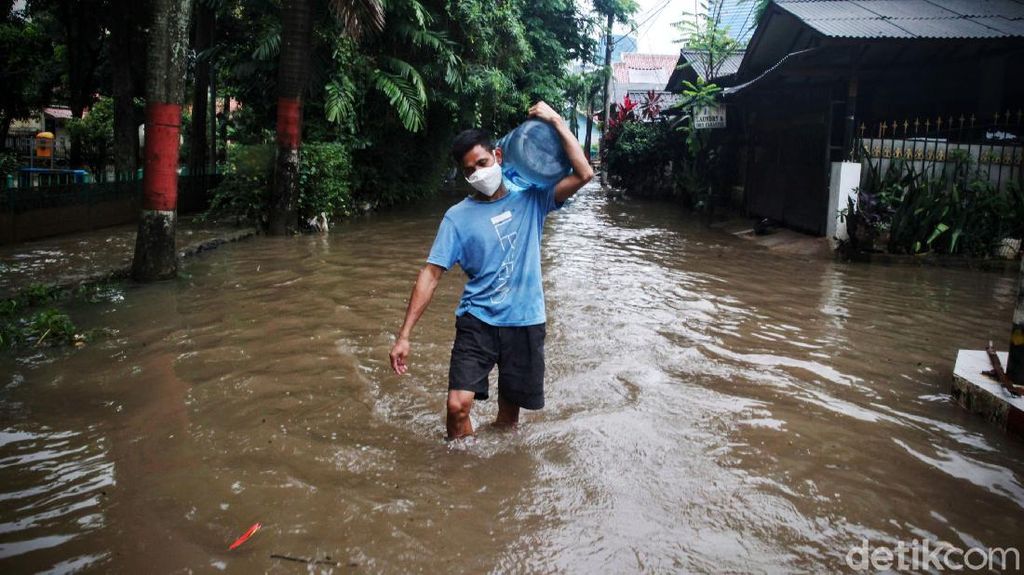 Banjir Terjang Pondok Karya Jakarta Selatan Banjir Terjang Pondok Karya Jakarta Selatan