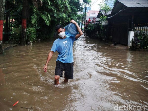 Banjir Terjang Pondok Karya Jakarta Selatan