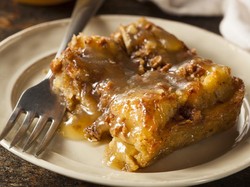 7 Resep Puding Roti Tawar Enak, Lembut, dan Legit yang Cocok untuk Camilan