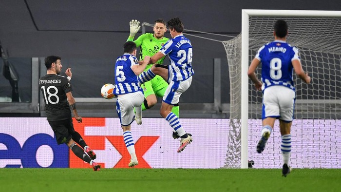 TURIN, ITALY - FEBRUARY 18: Bruno Fernandes of Manchester United scores their sides first goal past Alex Remiro of Real Sociedad  during the UEFA Europa League Round of 32 match between Real Sociedad and Manchester United at Allianz Stadium on February 18, 2021 in Turin, Italy. Real Sociedad face Manchester United at a neutral venue in Turin behind closed doors after Spain imposed a ban on travellers arriving from the UK in an effort to prevent the spread of Covid-19 variants. (Photo by Valerio Pennicino/Getty Images)