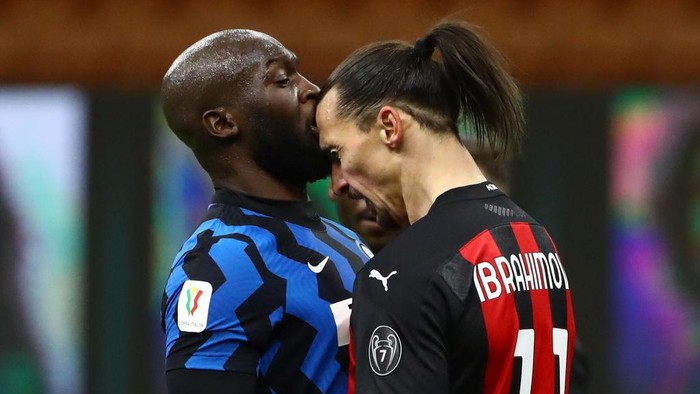 MILAN, ITALY - JANUARY 26:  Romelu Lukaku of FC Internazionale clashes with Zlatan Ibrahimovic of AC Milan during the Coppa Italia match between FC Internazionale and AC Milan at Stadio Giuseppe Meazza on January 26, 2021 in Milan, Italy. Sporting stadiums around Italy remain under strict restrictions due to the Coronavirus Pandemic as Government social distancing laws prohibit fans inside venues resulting in games being played behind closed doors.  (Photo by Marco Luzzani/Getty Images)