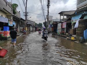 Jalan Kemang Utara IX Tergenang, Kendaraan Masih Bisa Melintas