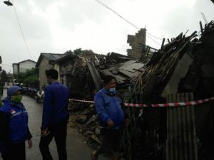 Diterpa Hujan Angin, Rumah 2 Lantai di Sawangan Depok Ambruk