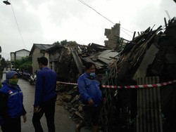 Diterpa Hujan Angin, Rumah 2 Lantai di Sawangan Depok Ambruk