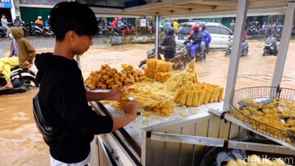 Santainya Pedagang Gorengan Jualan di Tengah Genangan Jatiasih