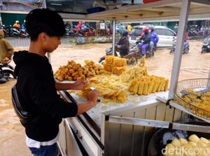 Santainya Pedagang Gorengan Jualan di Tengah Genangan Jatiasih