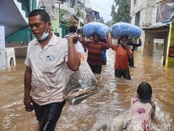 Takut Corona, Sejumlah Warga Cipinang Melayu yang Kebanjiran Enggan Ngungsi