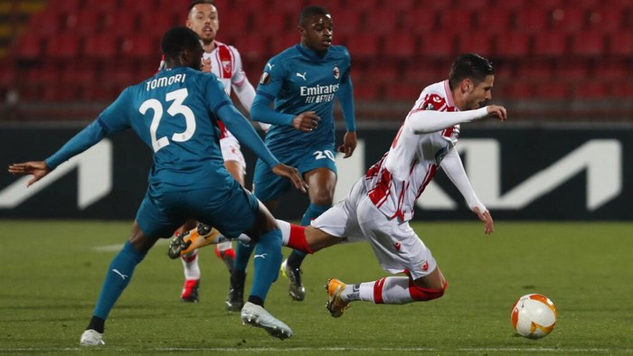Red Stars Diego Falcinelli, right, duels for the ball with AC Milans Fikayo Tomori during the Europa League round of 32 first leg soccer match between Red Star and AC Milan at the Rajko Mitic Stadium in Belgrade, Serbia, Thursday, Feb. 18, 2021. (AP Photo/Darko Vojinovic)