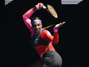 Gaya Unik Serena Williams Lawan Naomi Osaka, Pakai Celana Panjang Sebelah Gaya Unik Serena Williams Lawan Naomi Osaka, Pakai Celana Panjang Sebelah