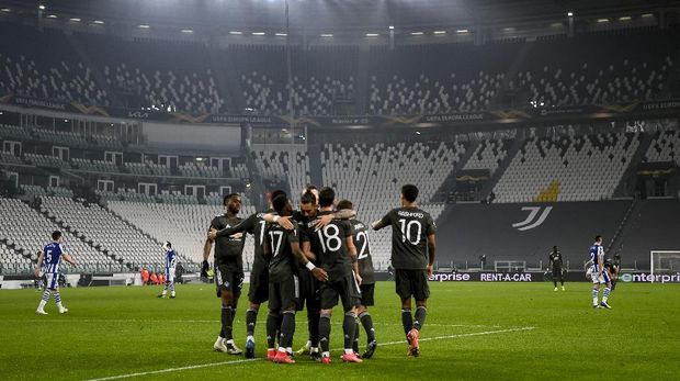 Manchester's Bruno Fernandes celebrates with teammates after scoring his side's opening goal during the Europa League, round of 32, first-leg soccer match between Real Sociedad and Manchester United, at the Allianz Stadium in Turin, Italy, Thursday, Feb. 18, 2021. (Marco Alpozzi/LaPresse via AP)