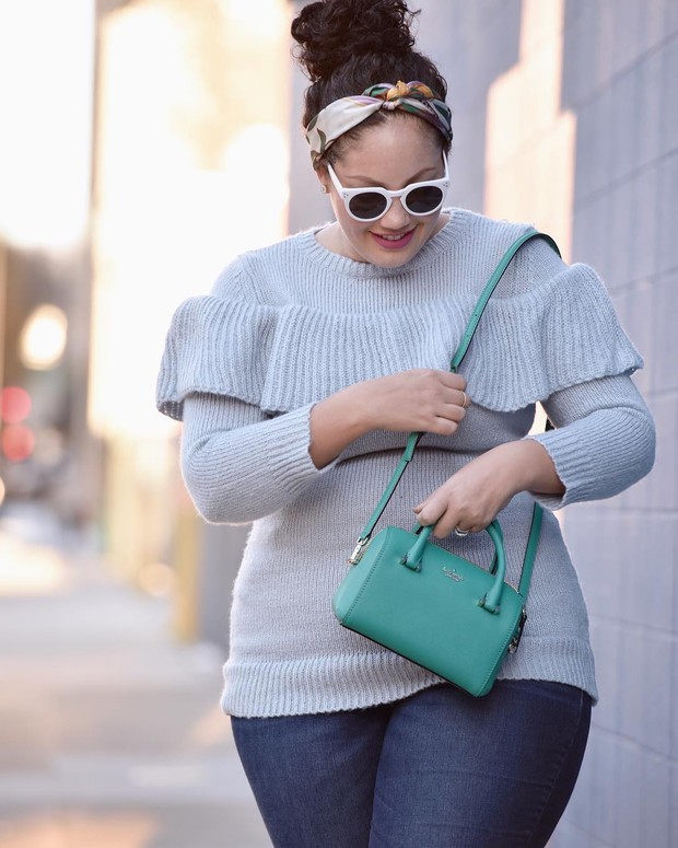 Sweater Abu-Abu yang Eye Catching Ala Tanesha Awasthi/instagram.com/girlwithcurves Menyamarkan kesan pundak lebar dengan mengambil fokus detail manis dari sweater berwarna abu-abu.