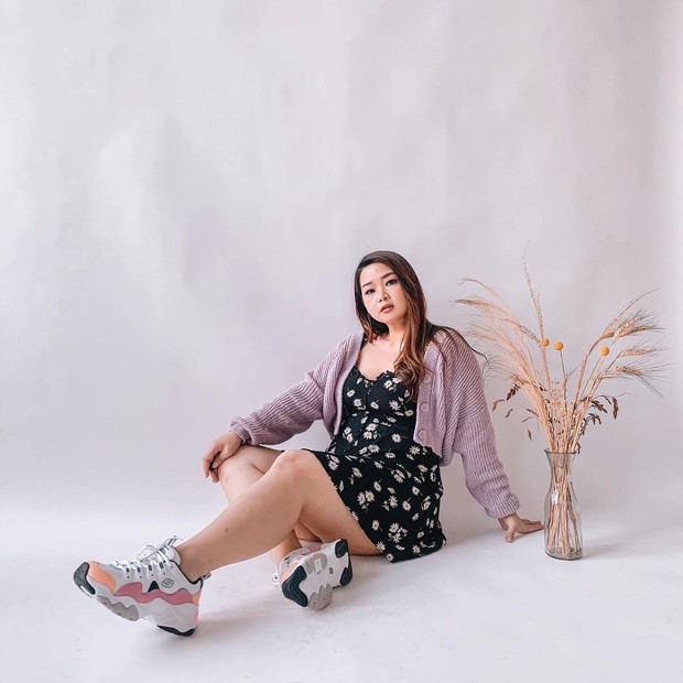 Sweater with Dress Ala Irene Tan/instagram.com/reneetan_ Paduan sweater dengan dress bunga berwatrna hitam yang manis dan elegan.