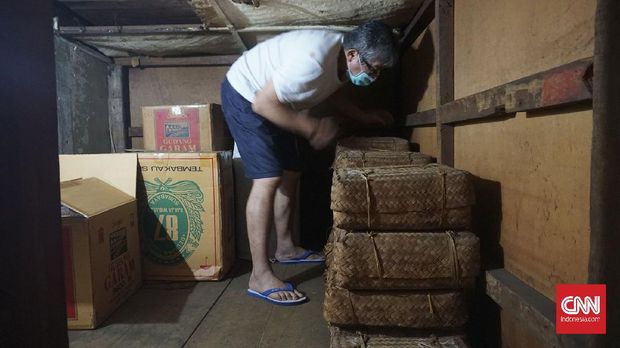 Menelusuri gudang penyimpanan tembakau garangan milik toko Semut. Total kurang dari 100 besek masih tersimpan dan layak konsumsi.