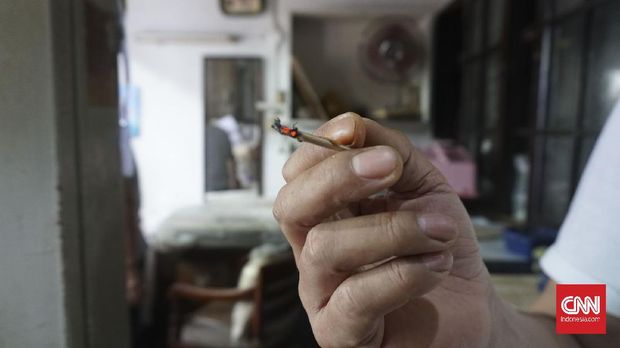 Tembakau Garangan Tjan Kee Beng memperlihatkan cara melinting tembakau garangan dengan kawung. Gulungan kemudian dibakar layaknya rokok biasa.