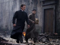 Sinopsis The Flowers of War, Aksi Pahlawan Christian Bale